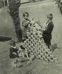 1923: Kinder spielen mit wertlosen Mark-Scheinen